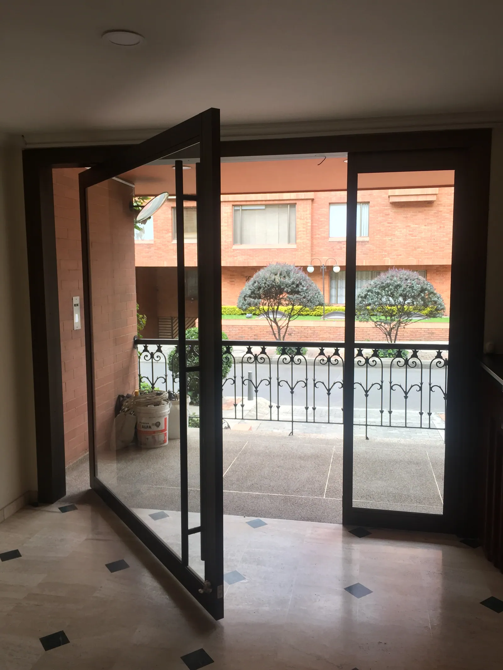 Puertas batientes en aluminio y vidrio — ALUGANT, imagen 1