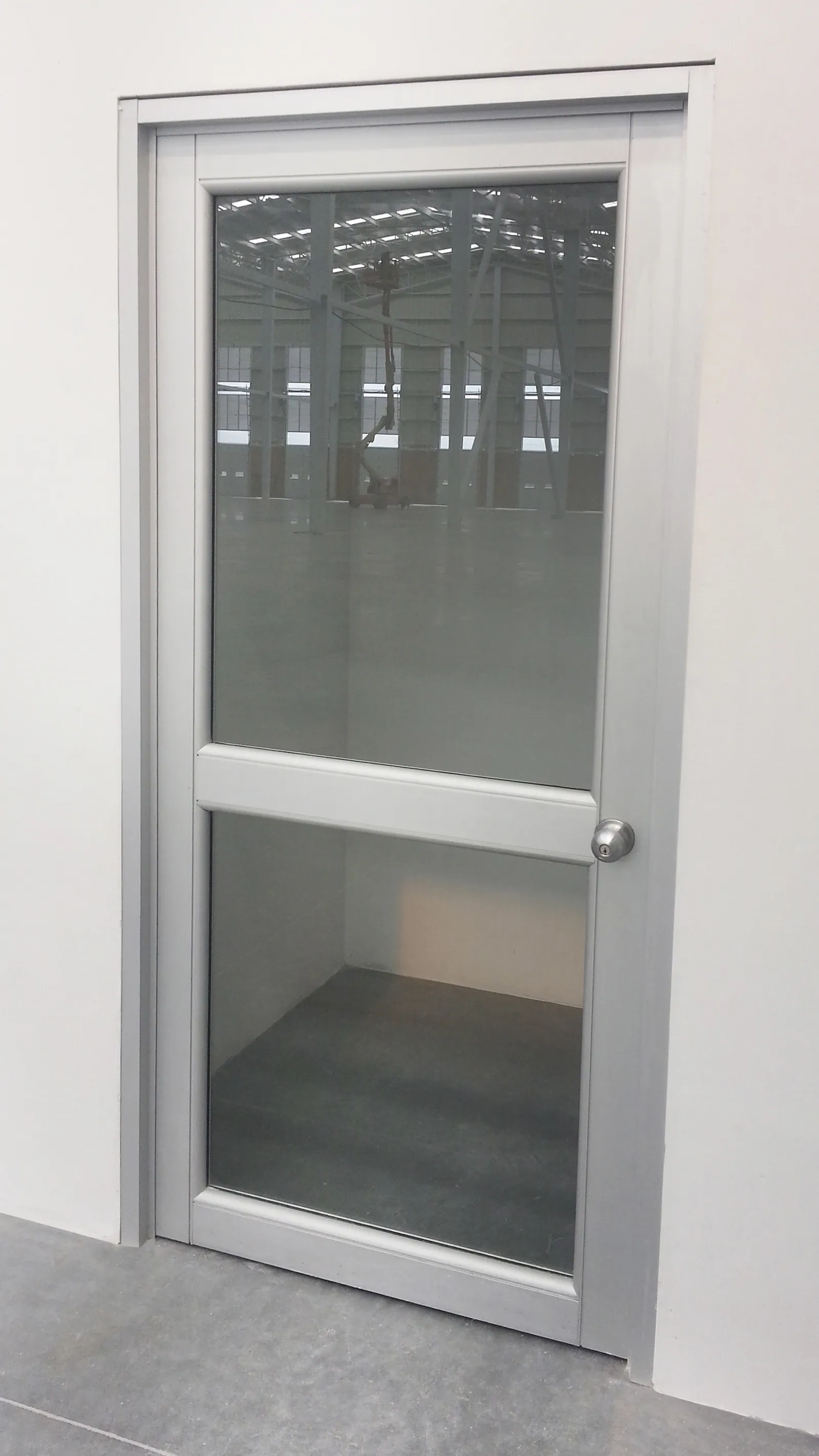 Puertas batientes en aluminio y vidrio — ALUGANT, imagen 4