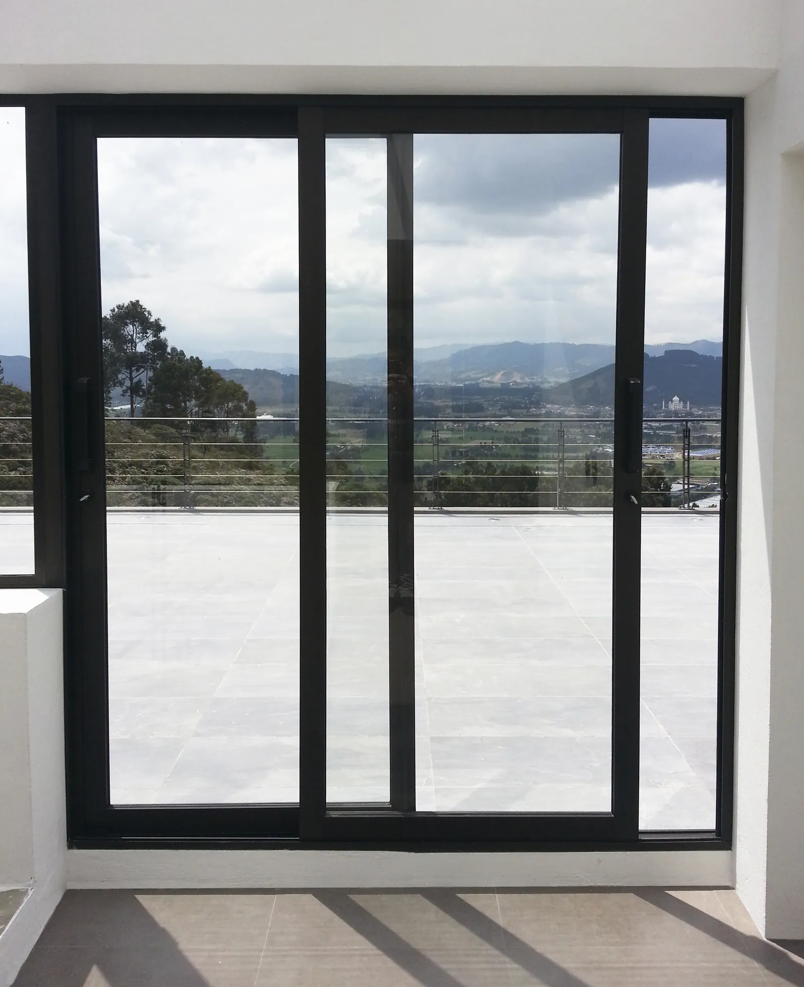 Puertas corredizas en aluminio y vidrio — ALUGANT, imagen 1