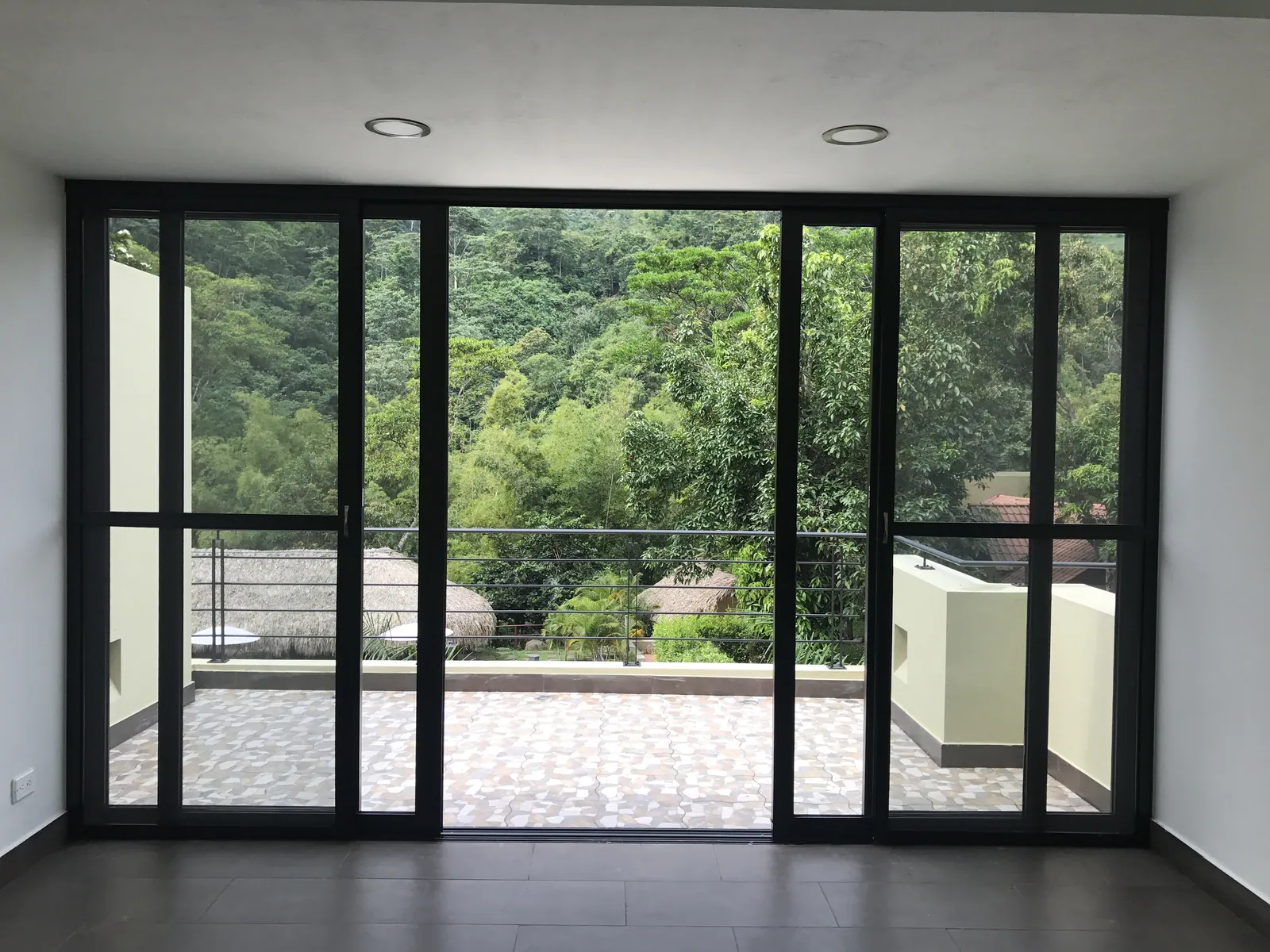 Puertas corredizas en aluminio arquitectónico fabricadas por ALUGANT