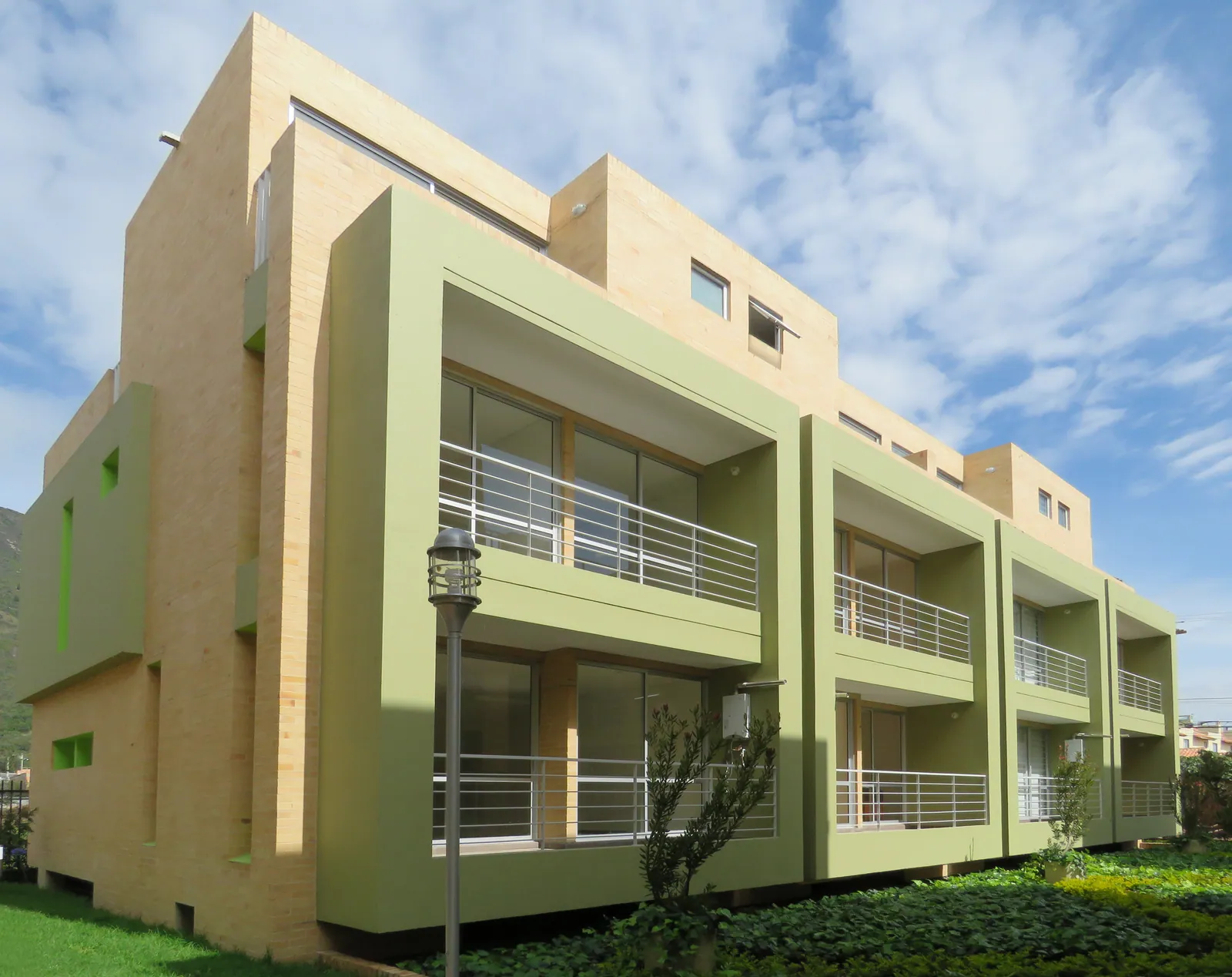 Natura: Ventanería completa para un conjunto de apartamentos en Cota. Repetición controlada, tolerancias ajustadas y montaje sincronizado con el cronograma de obra.