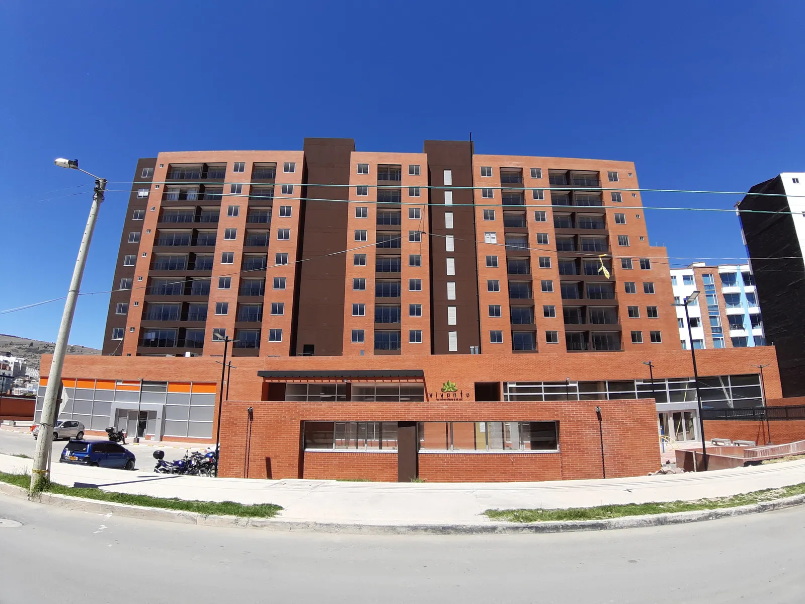 Vivente: Ventanería para torre residencial de diez pisos. Producción por lotes y montaje en altura con protocolos de trabajo seguro.