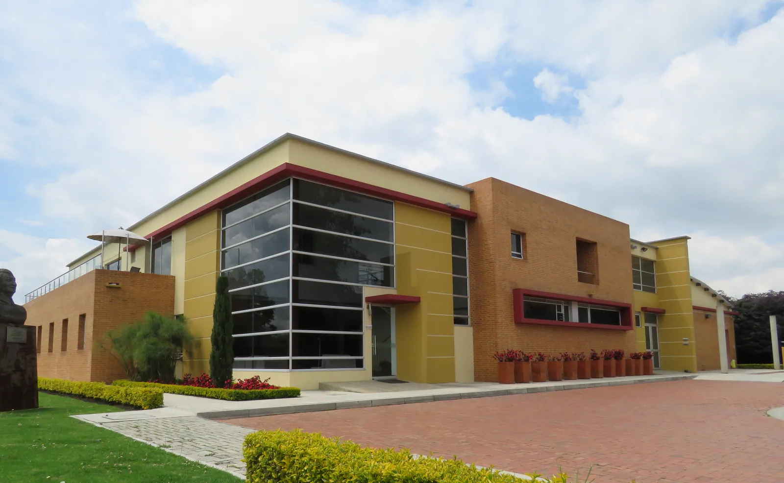 Assut Medical, detalle de la carpintería en aluminio