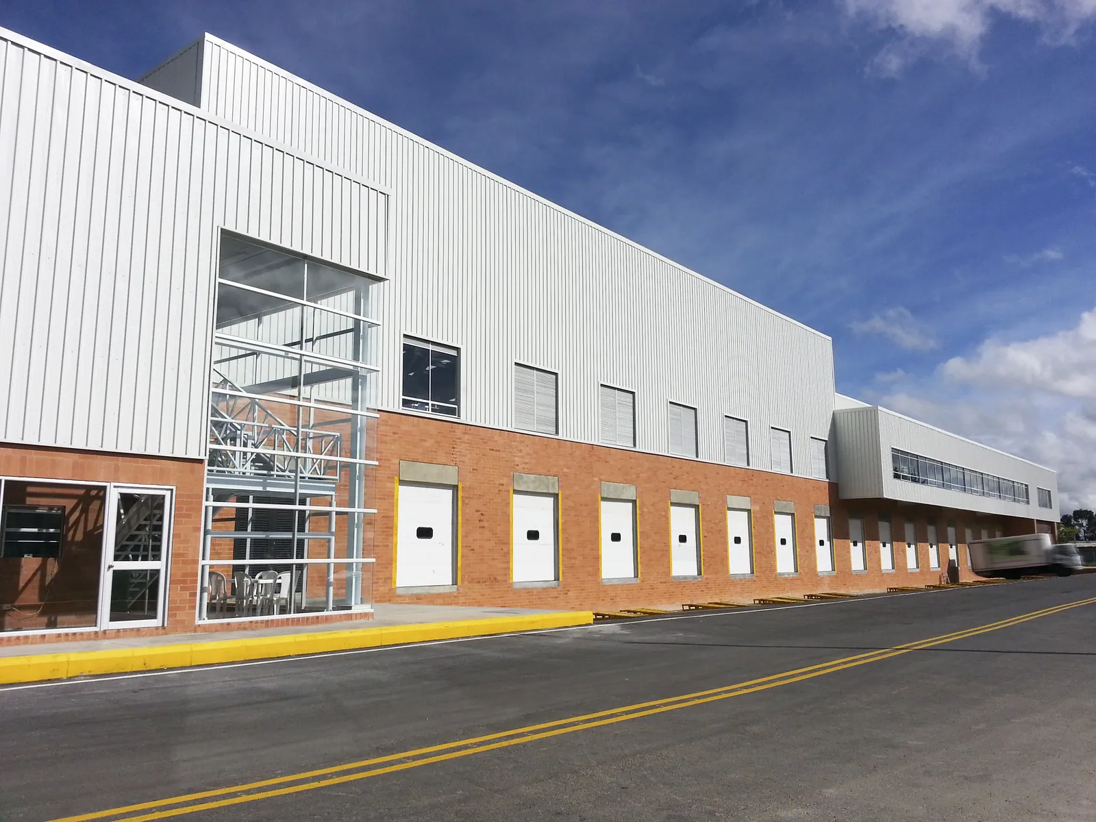Parque Logístico: Ventanería y fachada para parque logístico. Alto volumen de producción, entrega por etapas y montaje coordinado con el contratista general.
