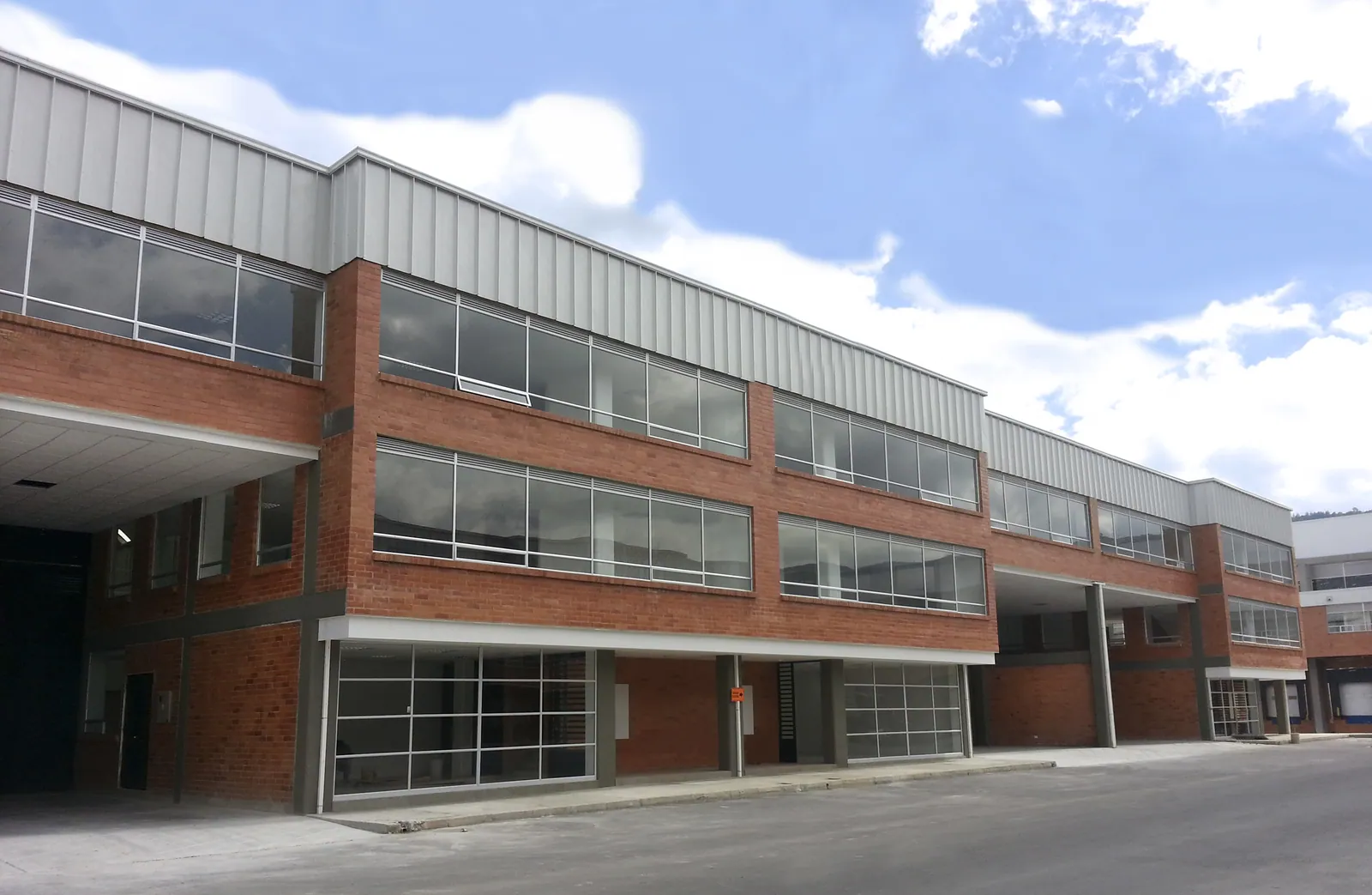 PIN: Ventanería para edificio administrativo en ladrillo: bandas horizontales continuas en aluminio con vidrio laminado de seguridad.