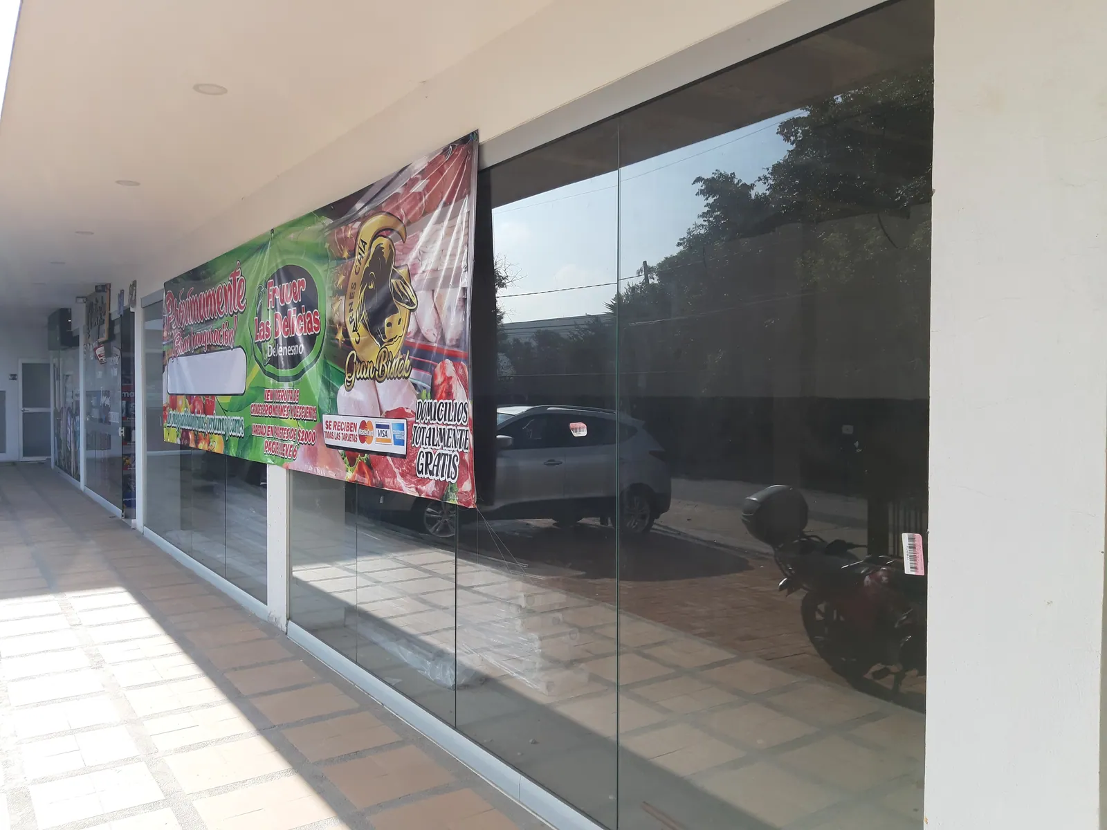 CC Canelón: Vitrinas en vidrio templado y divisiones interiores para locales de centro comercial.