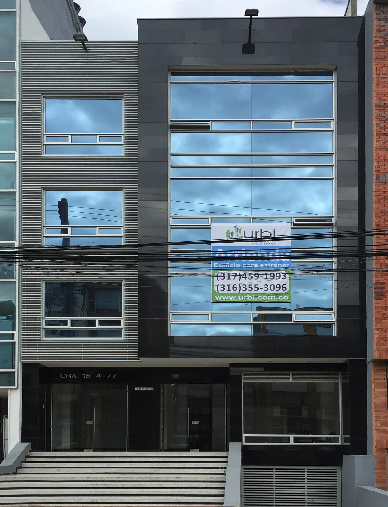 Edificio Zipaquirá: Fachada de edificio en cuatro niveles con ventanería en aluminio y vidrio de control solar.