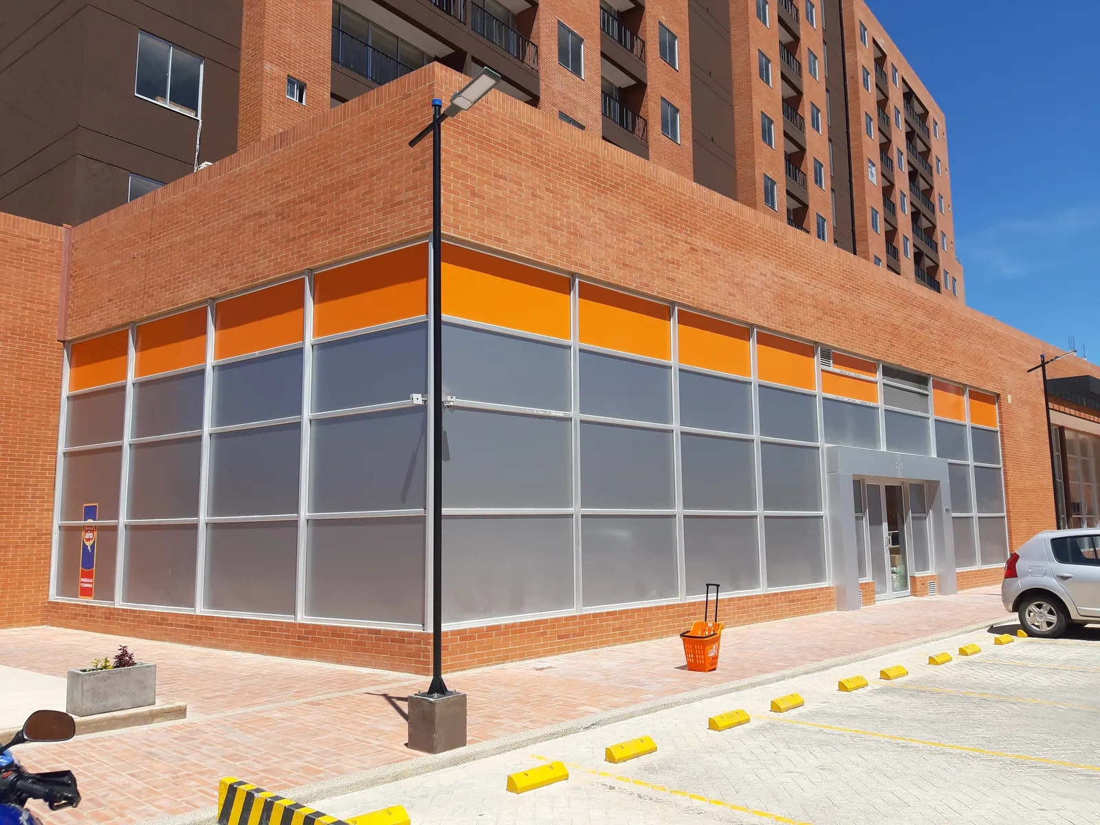 Vivente: Ventanería para torre residencial de diez pisos. Producción por lotes y montaje en altura con protocolos de trabajo seguro.