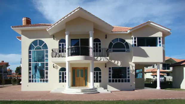 Guarigua: Ventanería de arcos y ventanas divididas para una vivienda de estilo clásico, con carpintería ajustada a la geometría de cada vano.