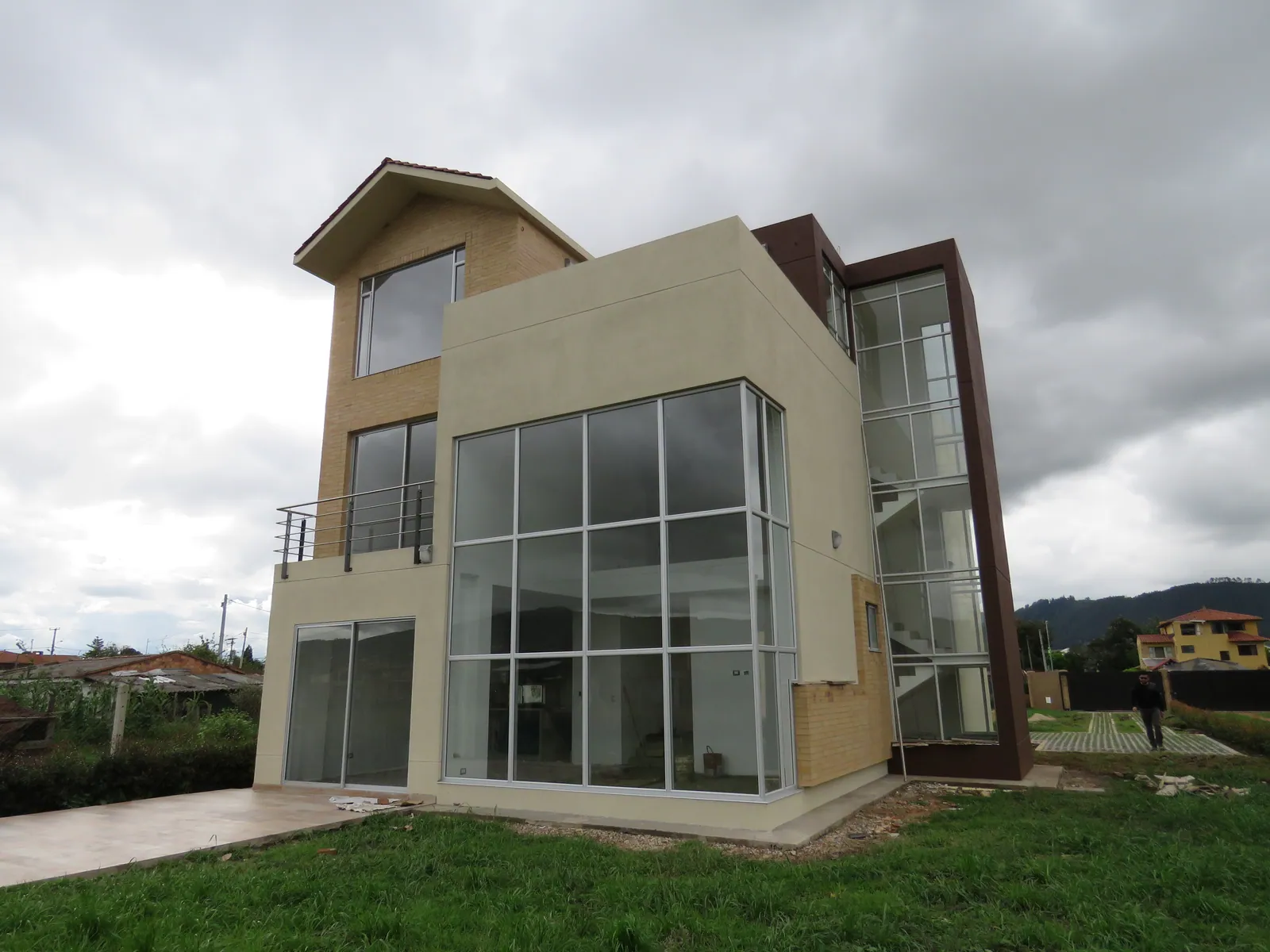 Vivienda Beltrán, vista de la ventanería instalada